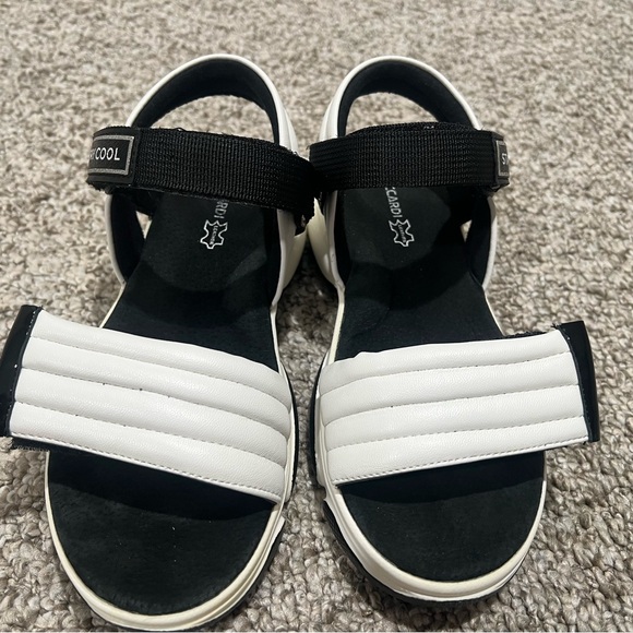 Kids Sport Sandals White Black Adjustable Strap Lightweight Size 2 - Picture 3 of 9